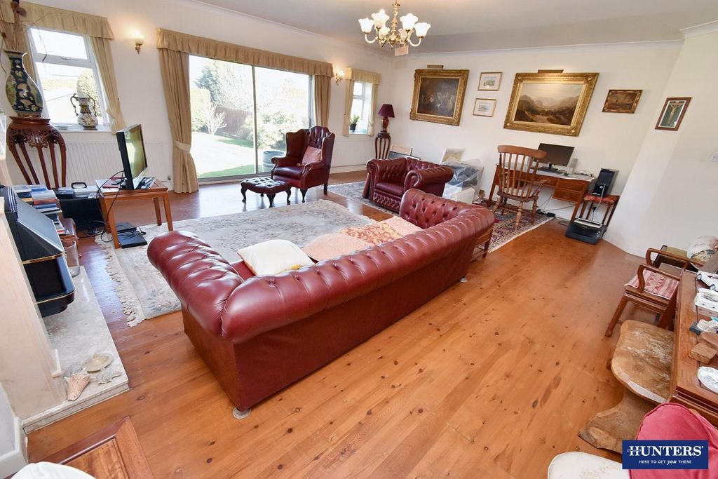Property photo 3 of 20 Lounge