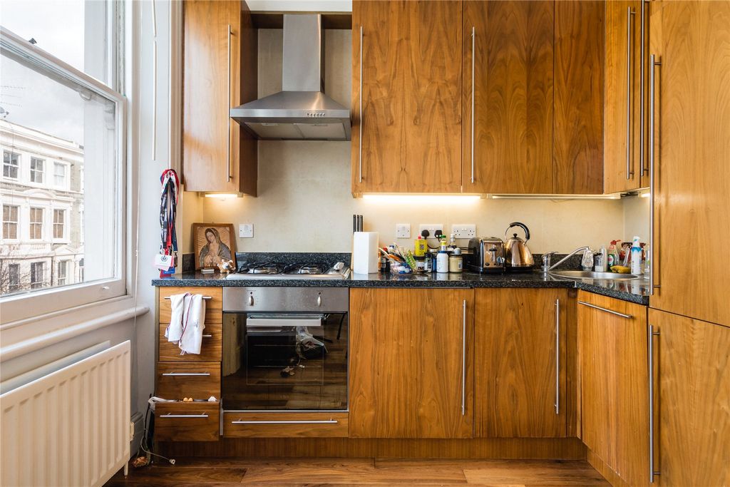 Property photo 2 of 7 Kitchen