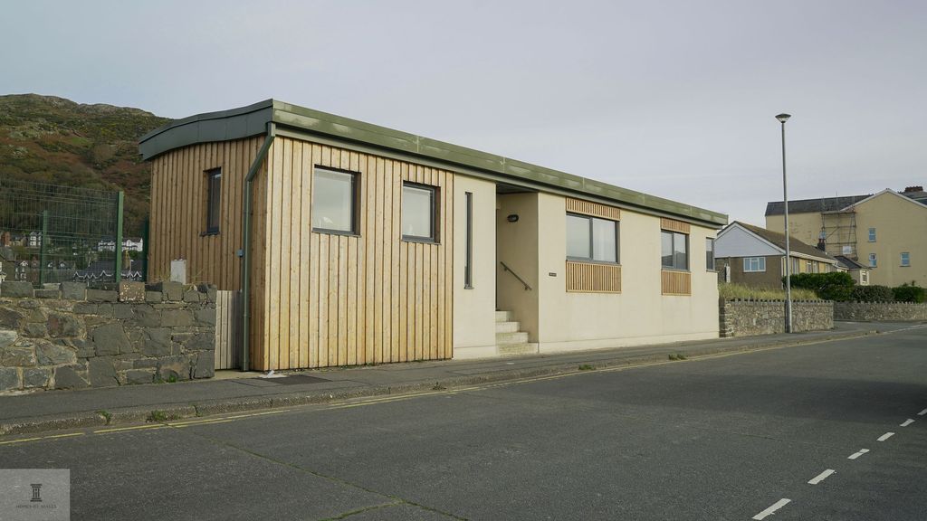 Property photo 1 of 32