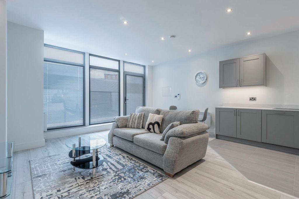 Property photo 1 of 10 Living Space