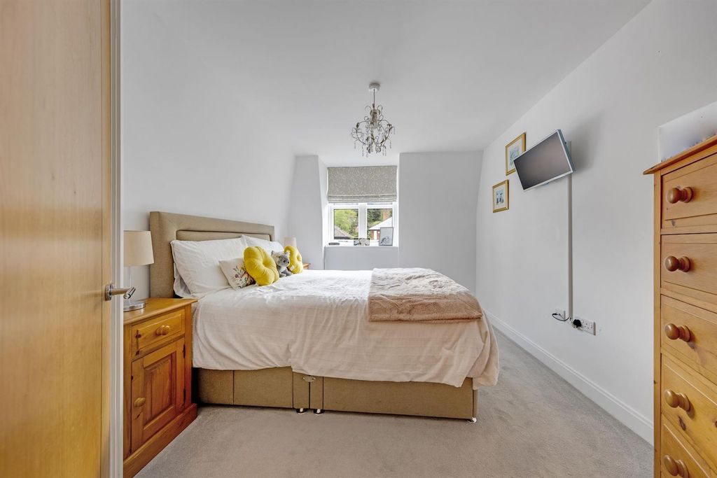Property photo 3 of 15 05-51Efpfmsc 27 Ceasars Place -13-Medium.Jpg