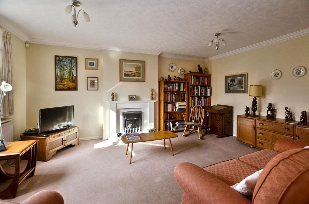Property photo 3 of 15 Lounge