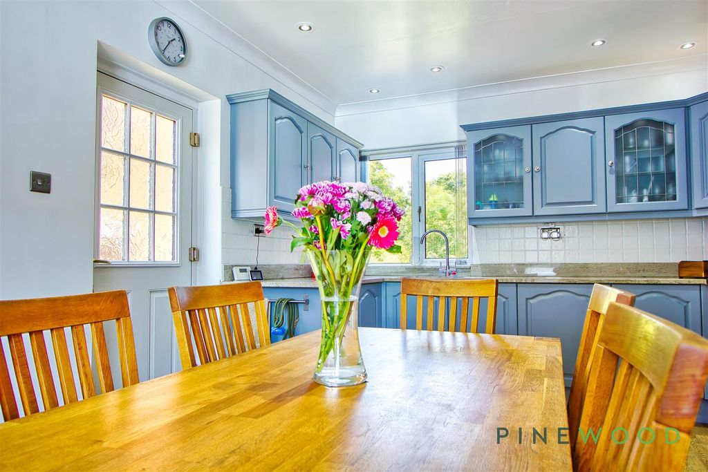 Property photo 3 of 49 Kitchen / Diner