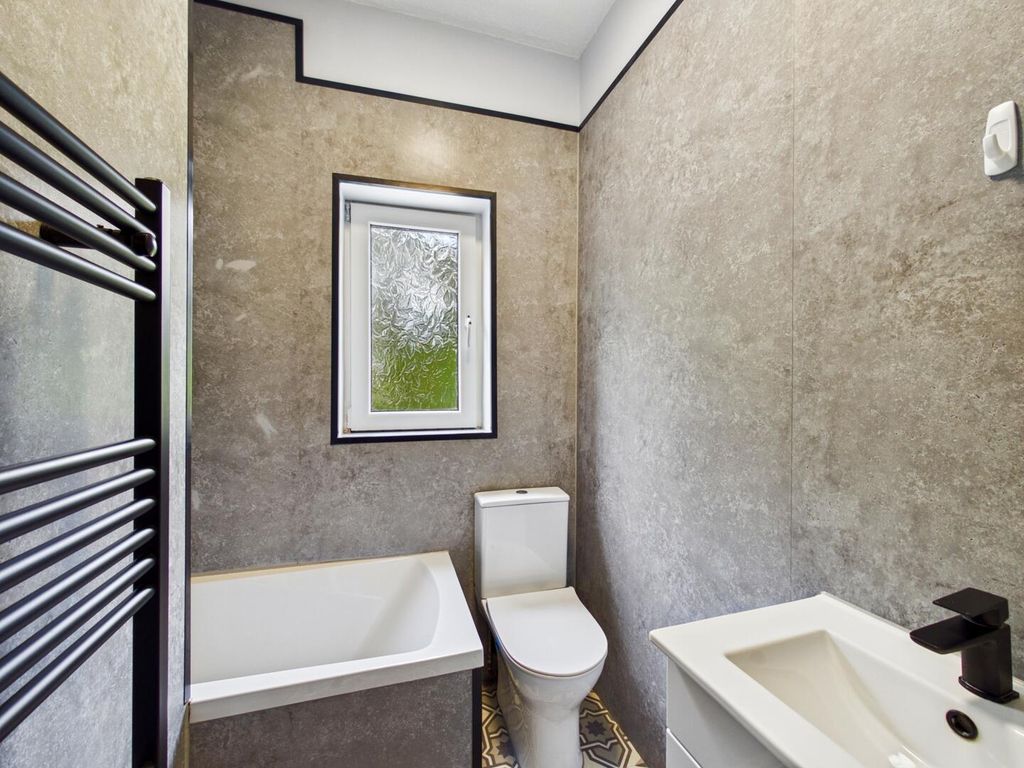 Property photo 1 of 11 Bathroom