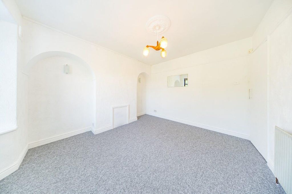 Property photo 2 of 13 39 Sundale Ave Lounge.Jpg