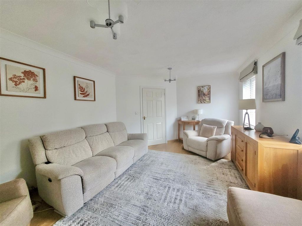 Property photo 3 of 15 Lounge