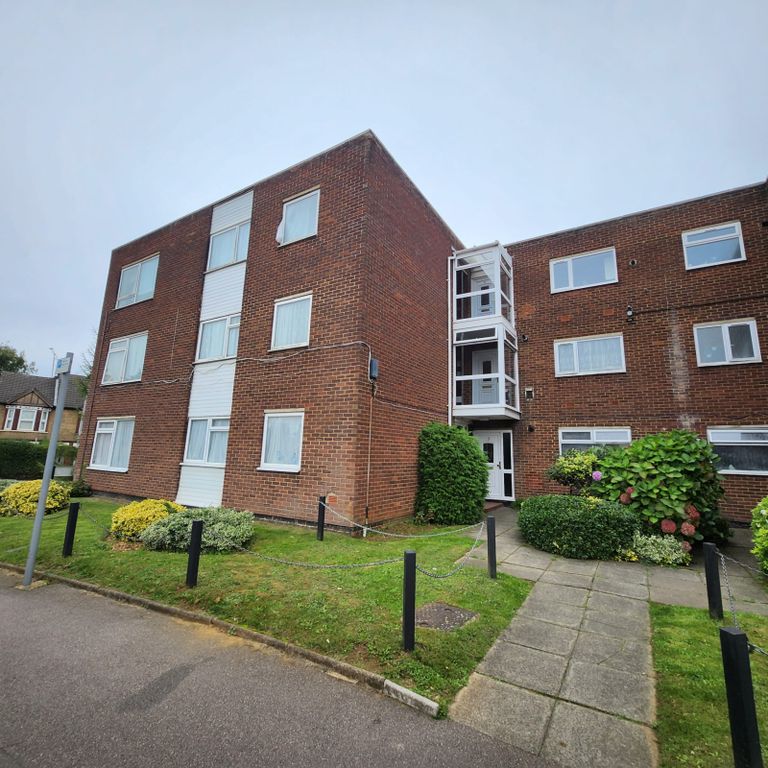 Property photo 1 of 12 2 Bed Flat To Rent The Larches, Luton Lu2
