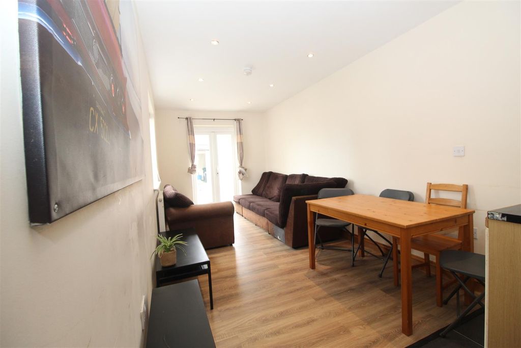 Property photo 2 of 27 Minny Street Currently