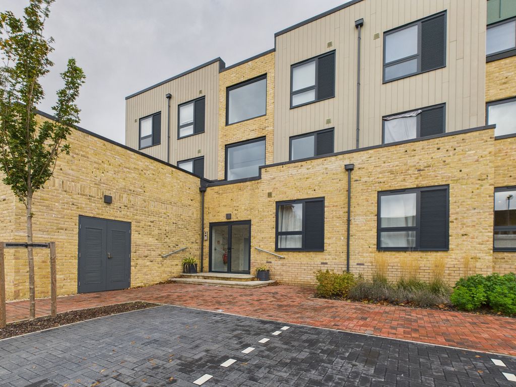 Property photo 1 of 10 Cam02519G0-Pr0353-Still008