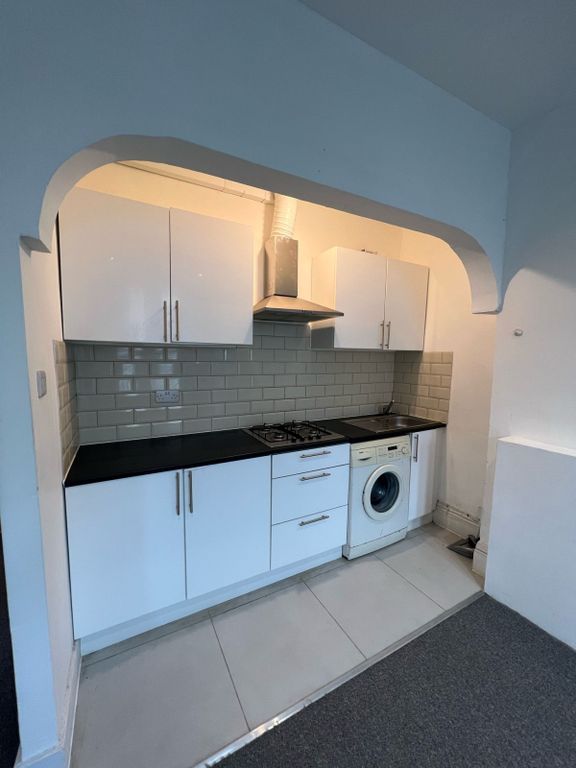 Property photo 1 of 5 One Bedroom First Floor Flat Close To Ilford Station- £1350 Pcm