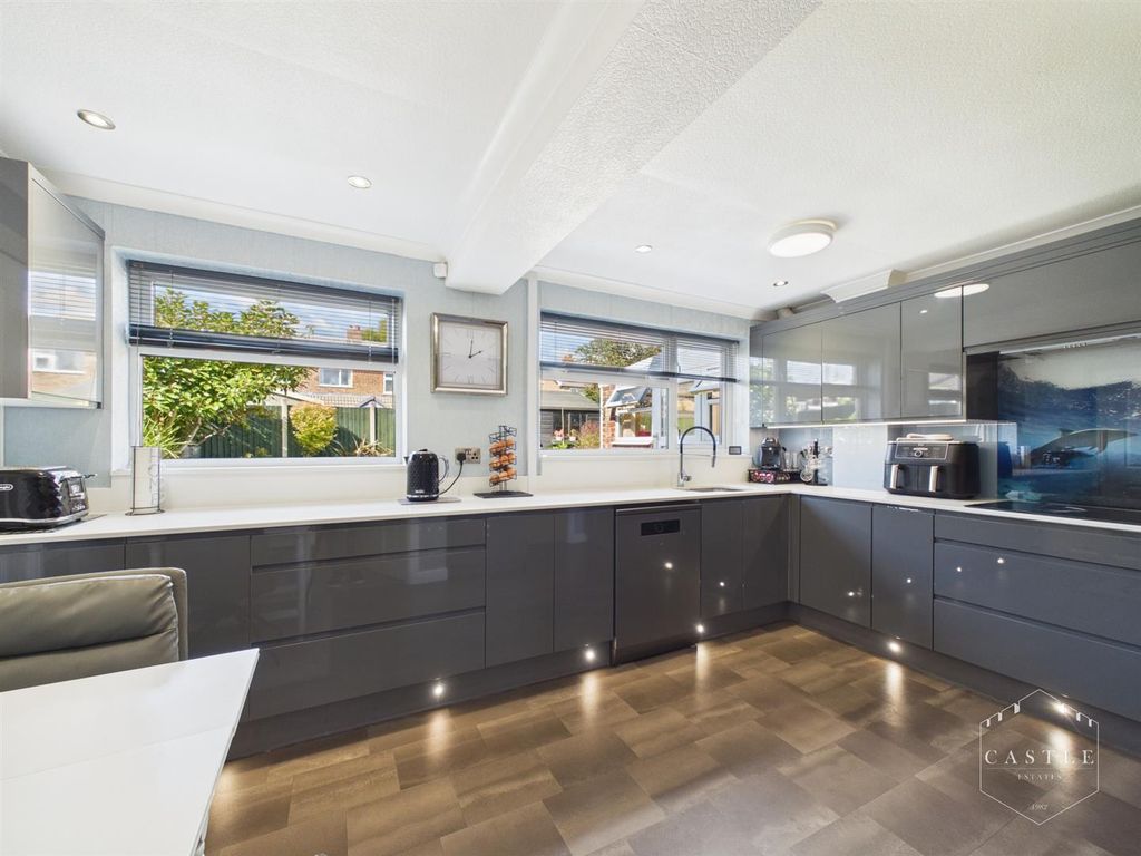 Property photo 3 of 24 Breakfast Kitchen