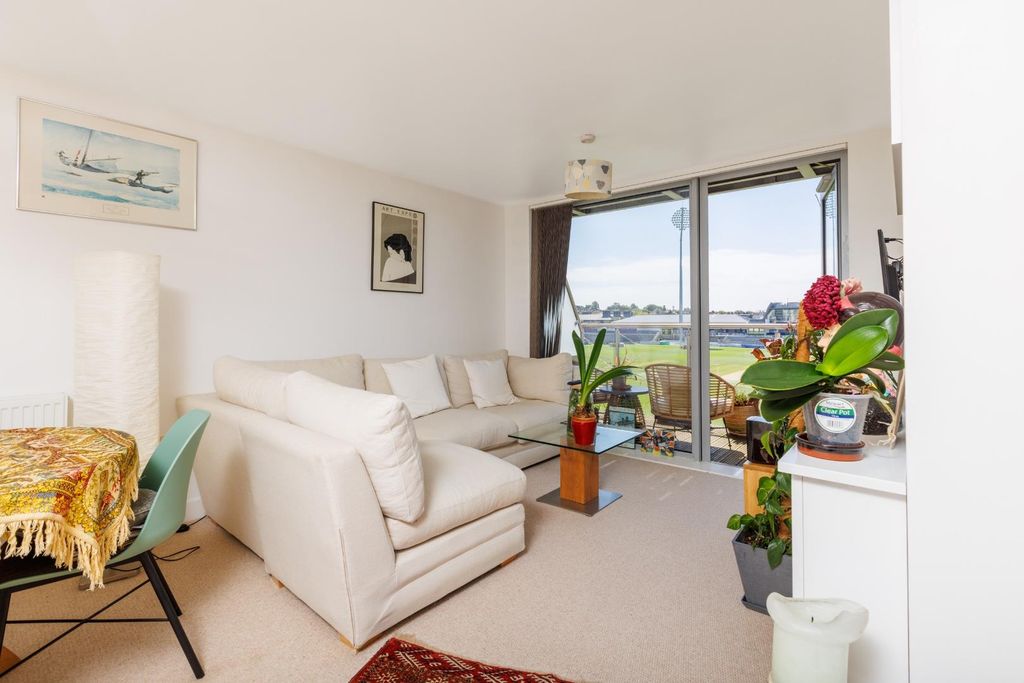 Property photo 3 of 21 208 Graveney Apartments-2.Jpg