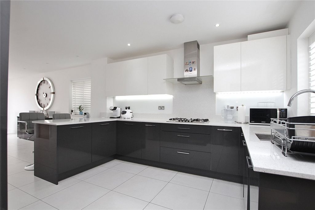 Property photo 2 of 30 Picture No. 24