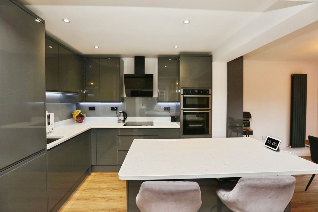 Property photo 2 of 17 Photo