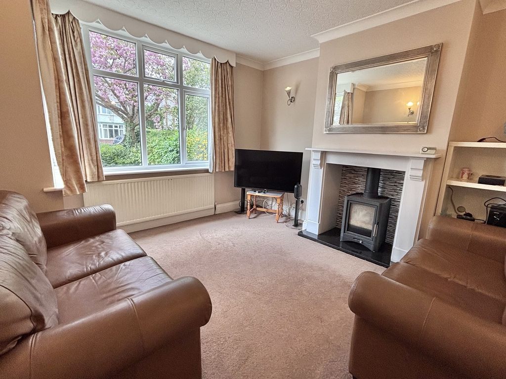 Property photo 3 of 18 Lounge