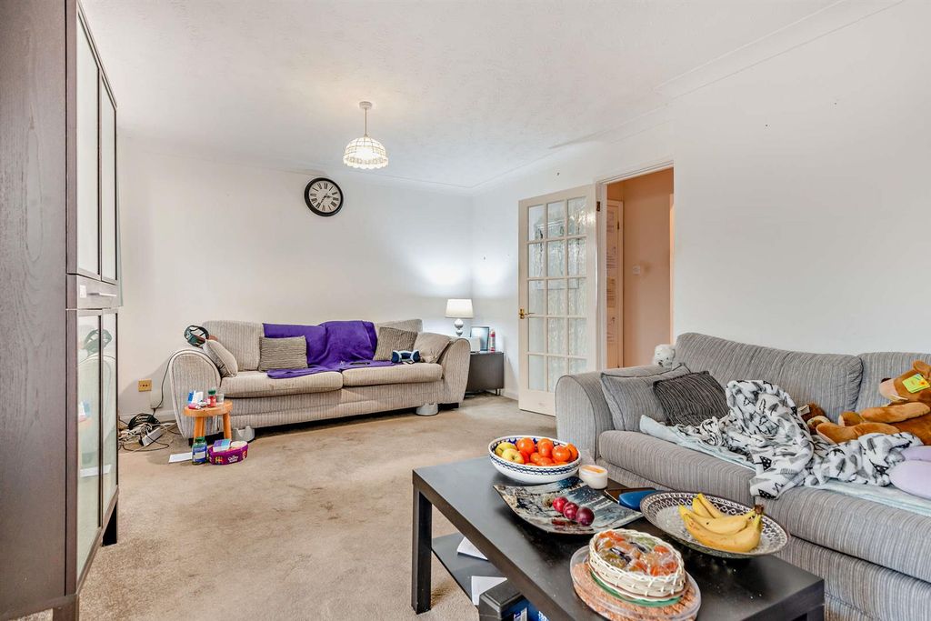 Property photo 3 of 14 8674482-Interior09-800.Jpg