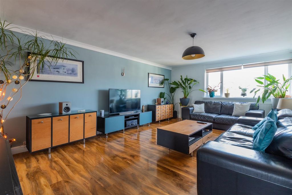 Property photo 3 of 14 21 Lindway Court-3.Jpg