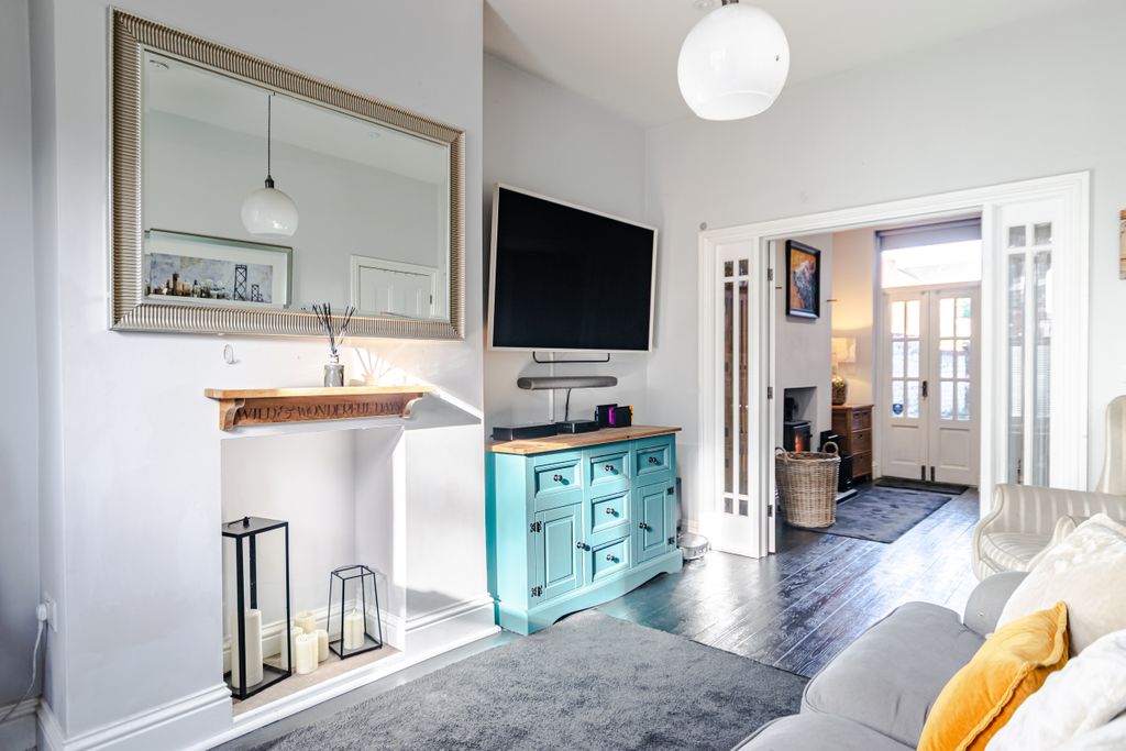 Property photo 3 of 31 Living2