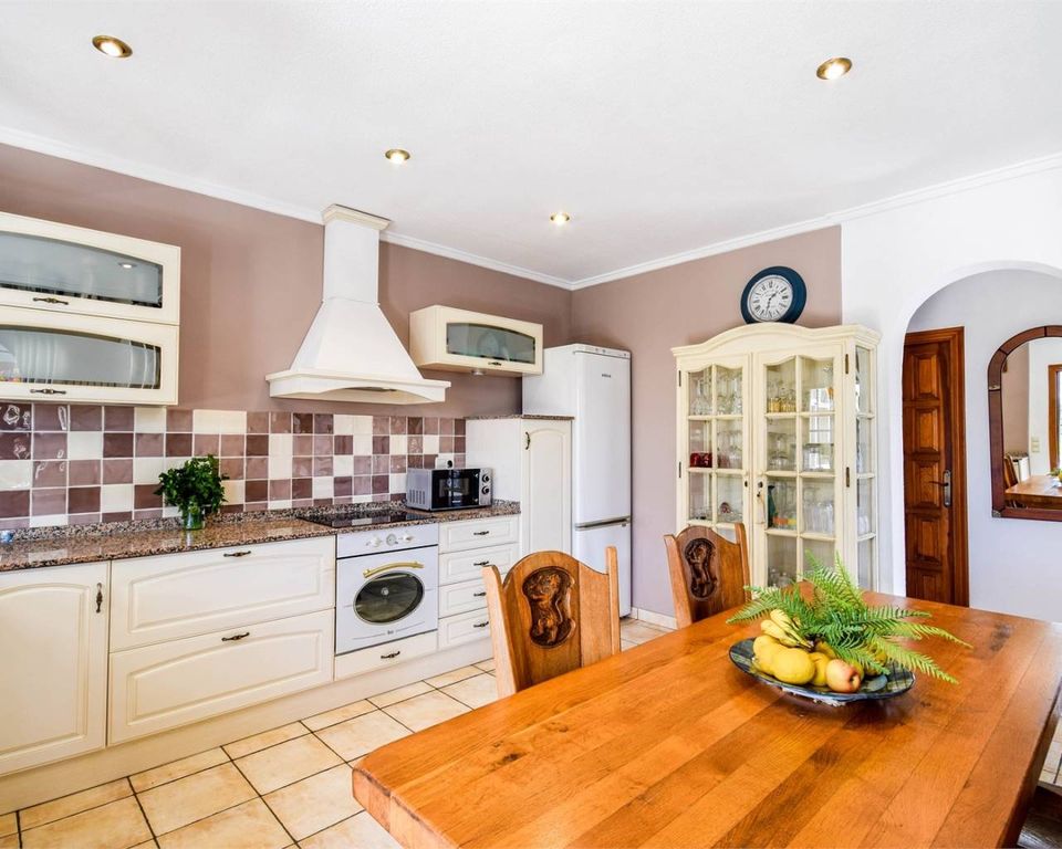 Property photo 3 of 50