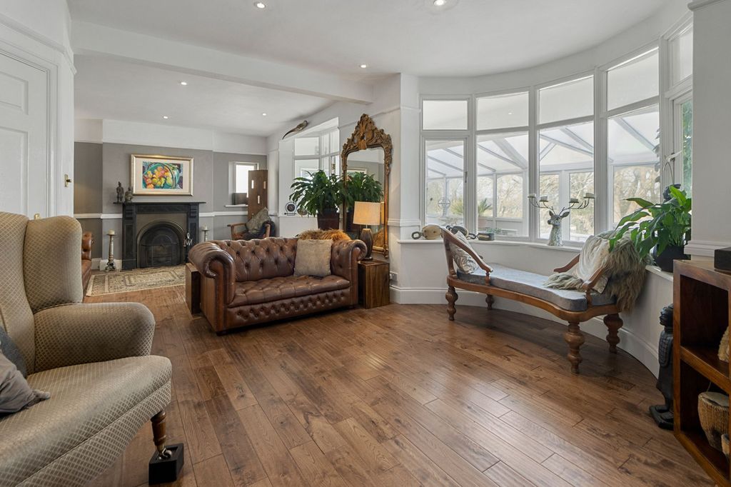 Property photo 3 of 44