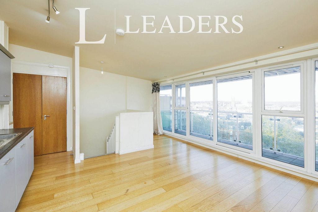 Property photo 2 of 10 43 Babington Living