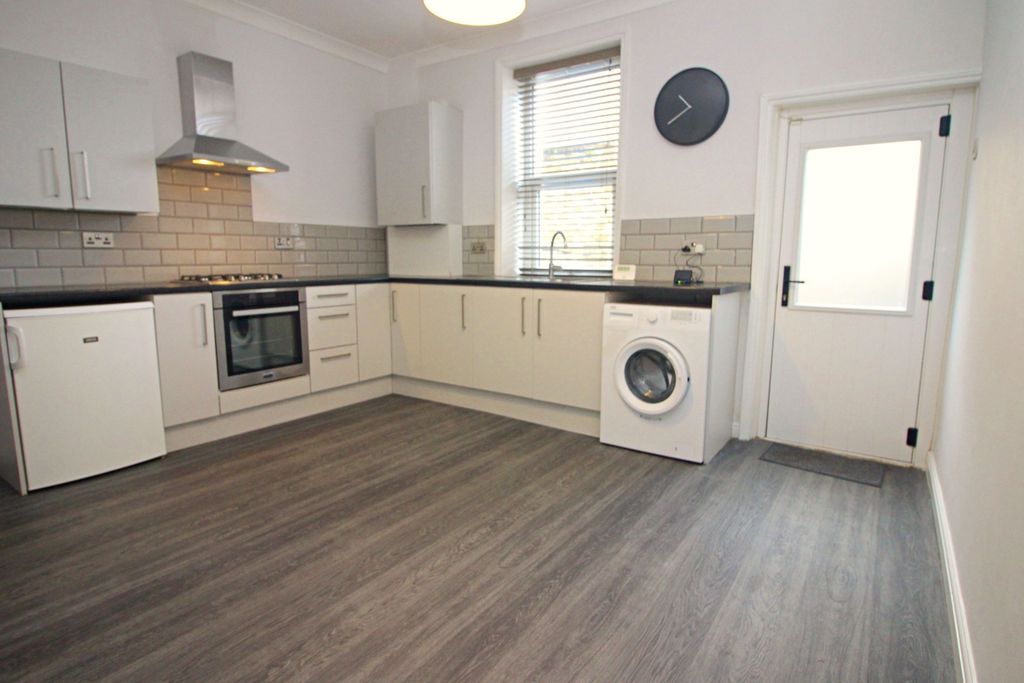 Property photo 3 of 19 Dining Kitchen