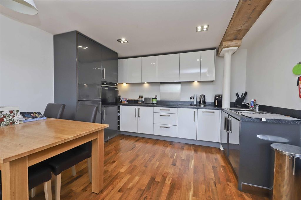 Property photo 2 of 10 Kitchen