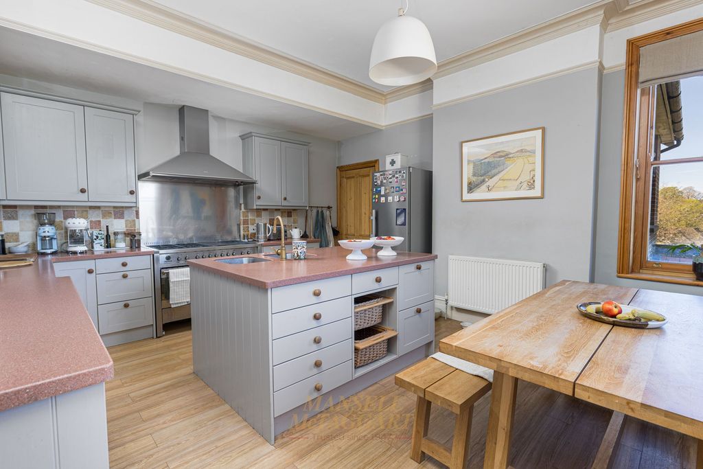 Property photo 3 of 25