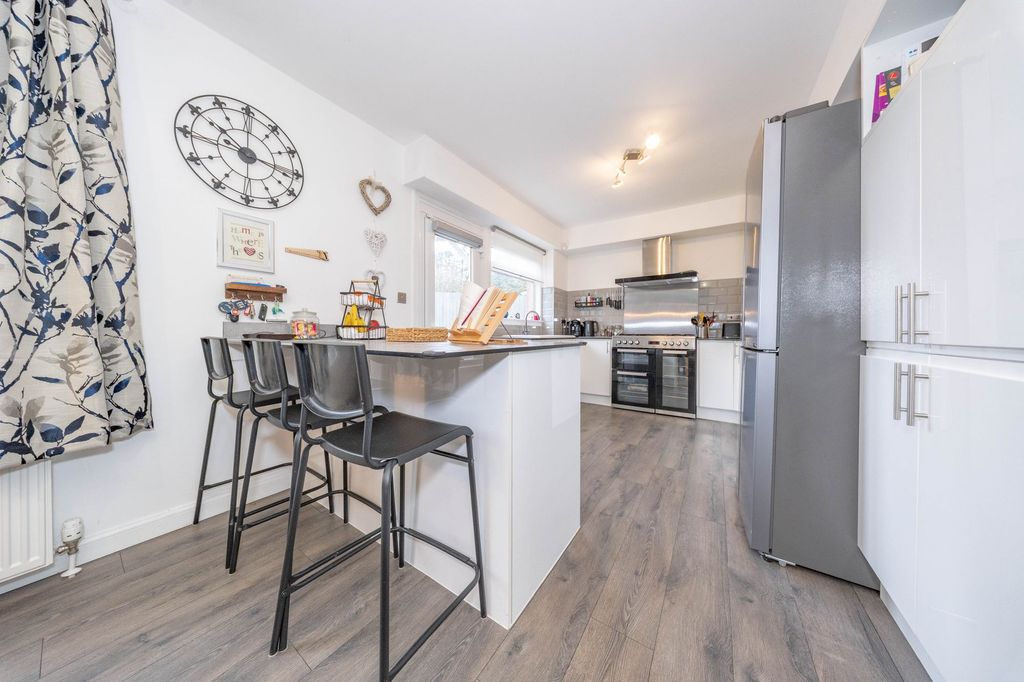 Property photo 3 of 27 Kitchen