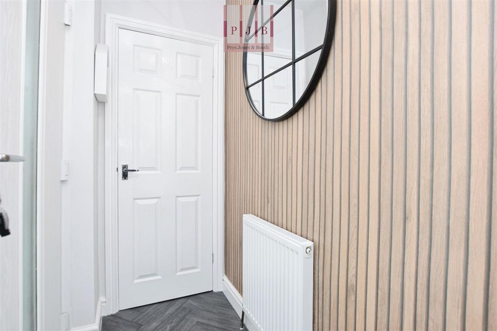 Property photo 2 of 20 Hallway.Jpg