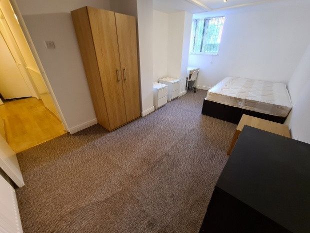 Property photo 2 of 15 Bright, Simply Furnished Double Bedroom With A Lar...