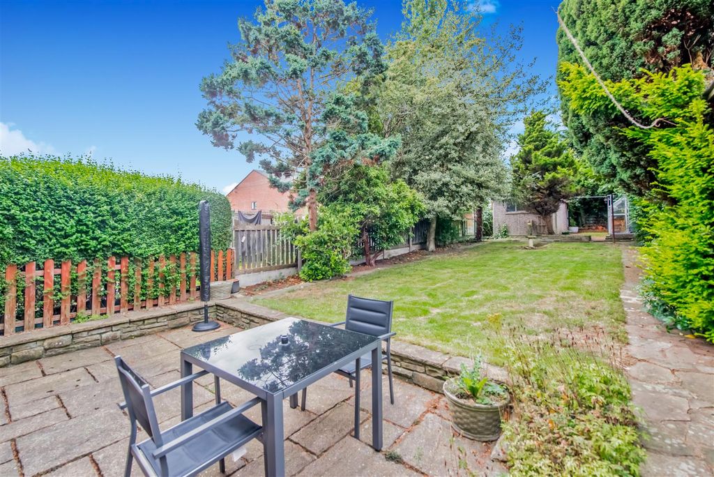 Property photo 3 of 23 Gardens: