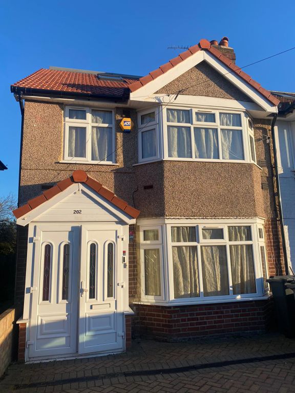 Property photo 1 of 14 4 Bed House For Rent - Hounslow Tw5