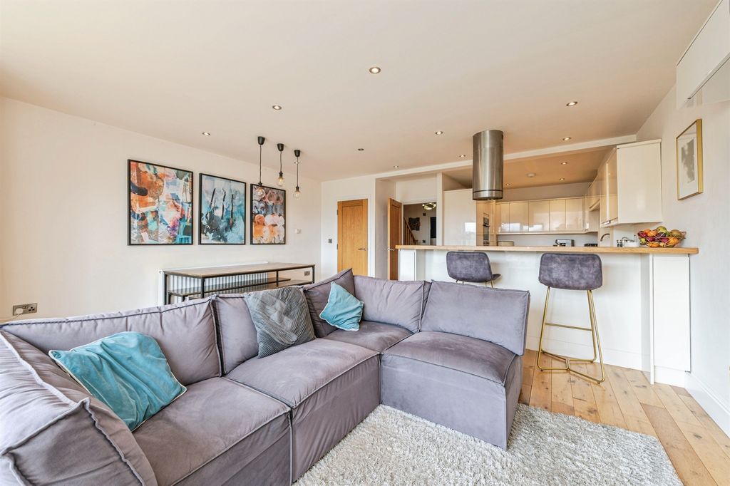 Property photo 3 of 28