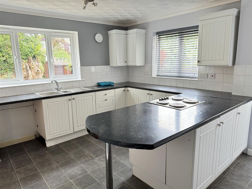 Property photo 3 of 18 Kitchen