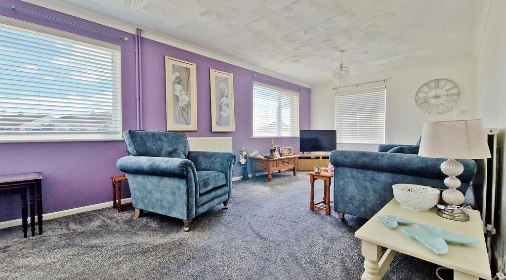Property photo 2 of 23 Lounge