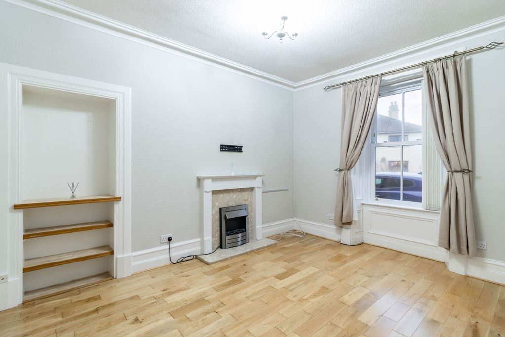 Property photo 2 of 19 Lounge