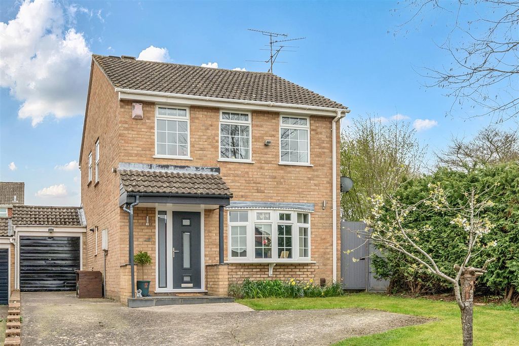 Property photo 1 of 16 Front Garden