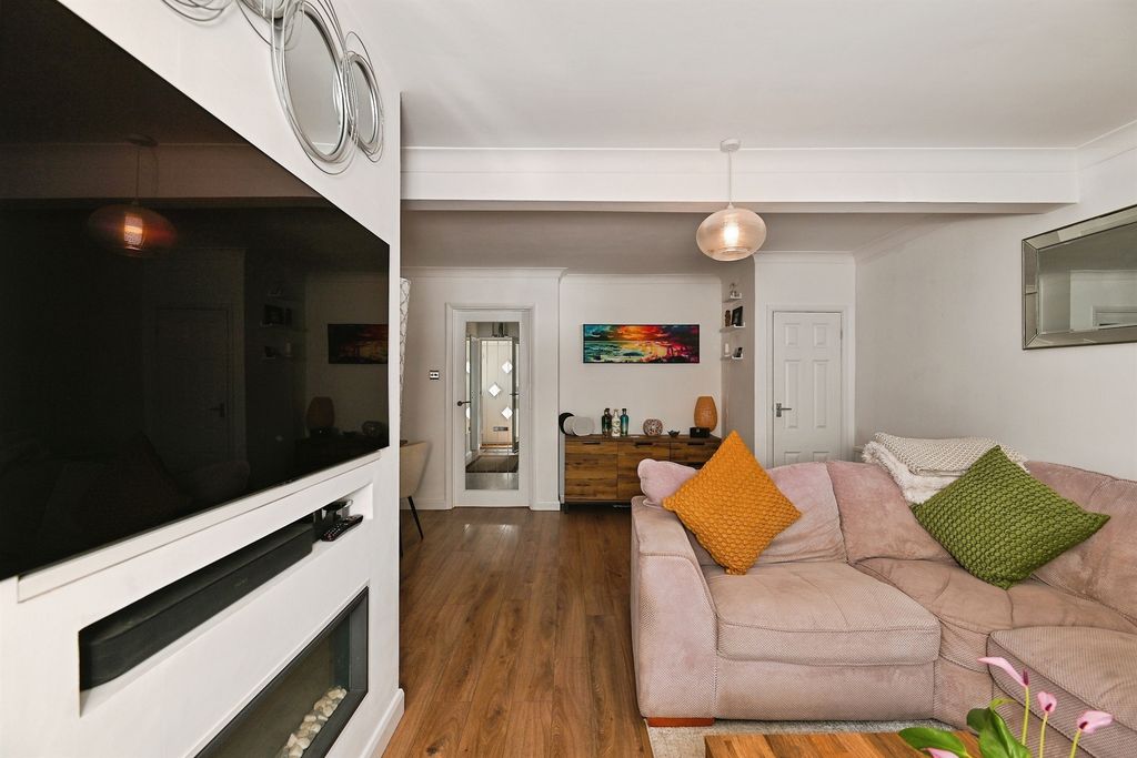Property photo 3 of 19
