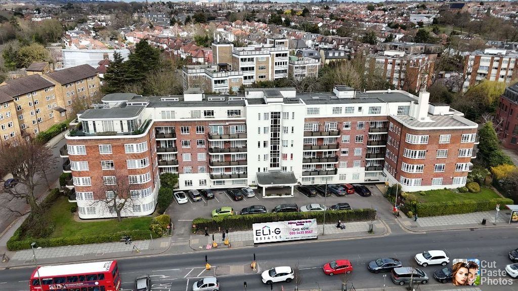 Property photo 1 of 15 A Spacious, Chain Free Well Presented 3 Bedroom Purpose Built Apartment