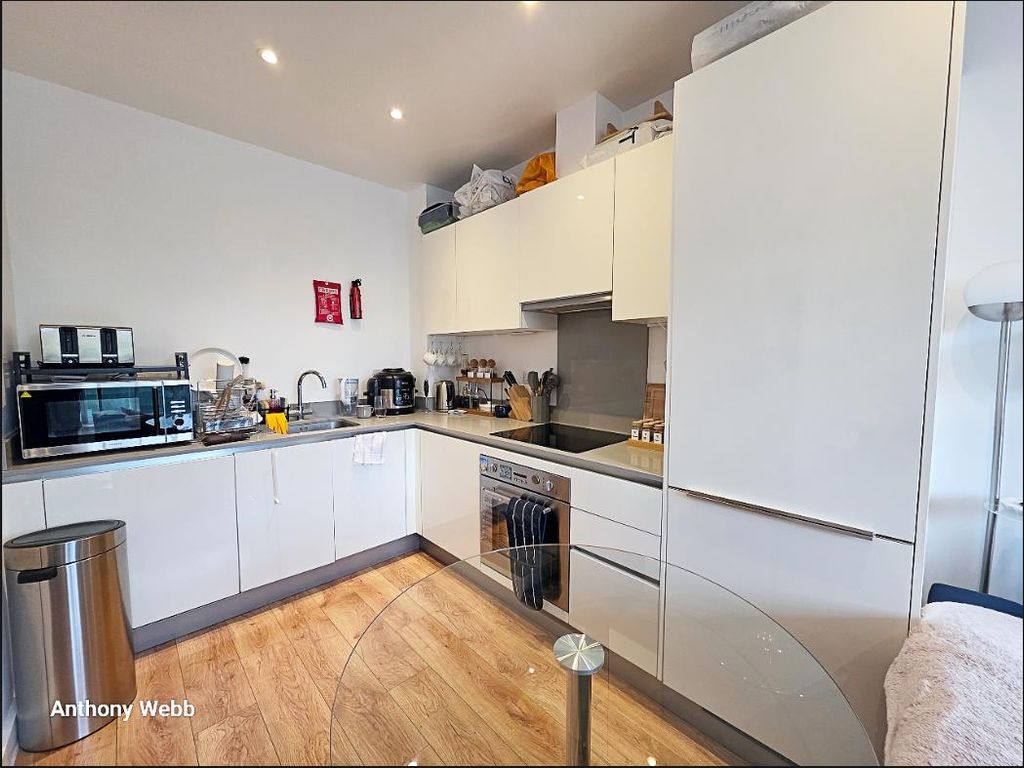 Property photo 2 of 9 Kitchen