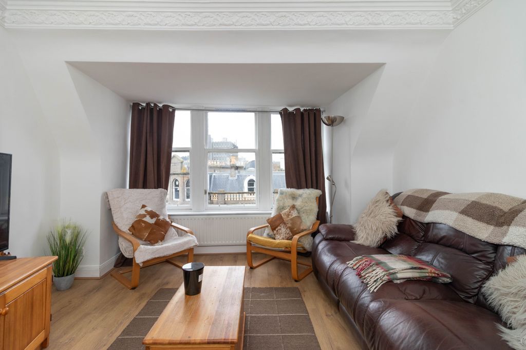 Property photo 3 of 19 Lounge