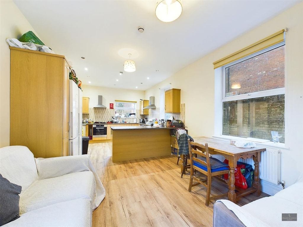Property photo 3 of 10 Cam02887G0-Pr0331-Still004.Jpg