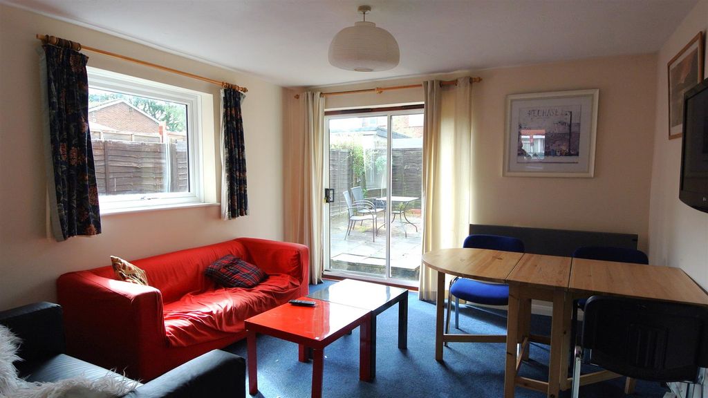 Property photo 3 of 16 Lounge.Jpg