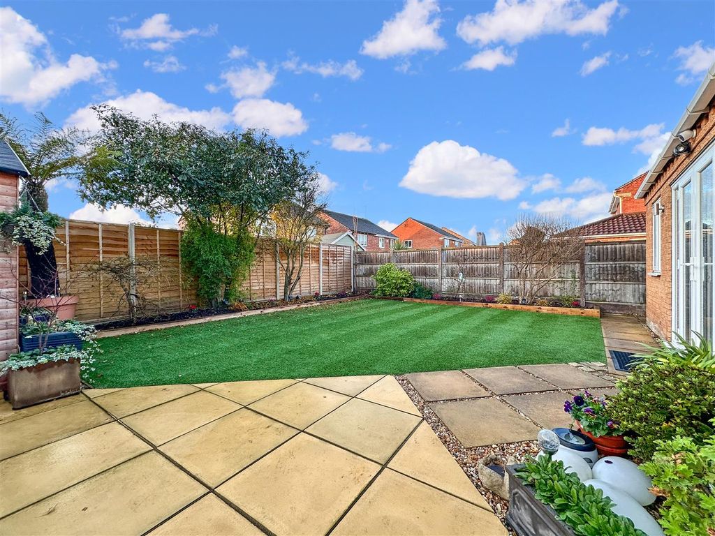 Property photo 3 of 30 Lovely Landscaped Garden 324