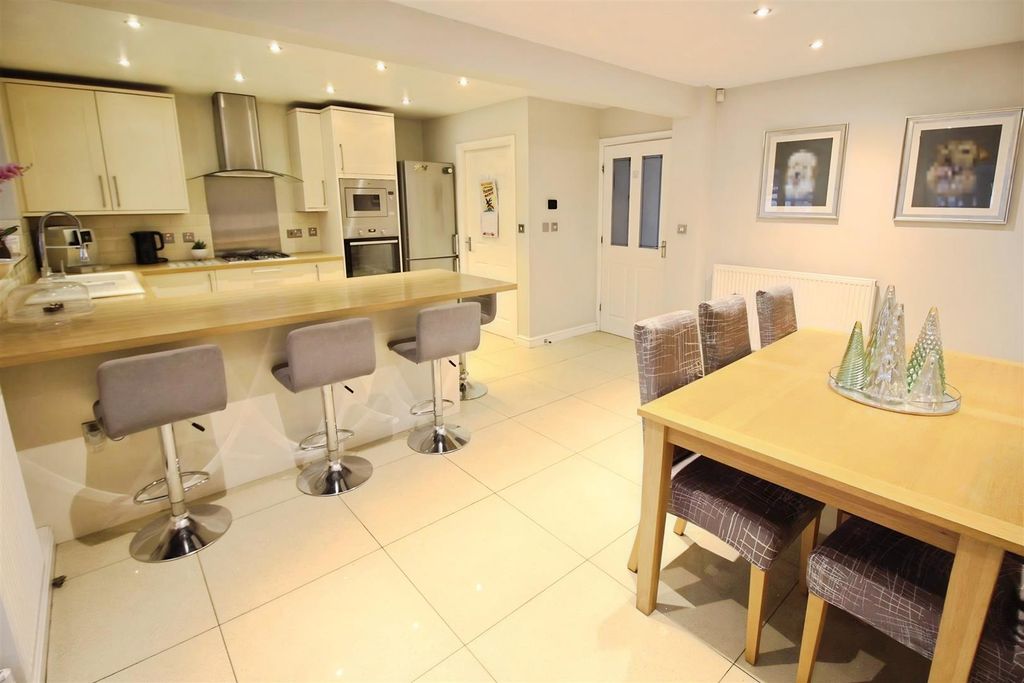 Property photo 2 of 31 Kitchen/Diner