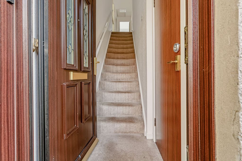 Property photo 2 of 25