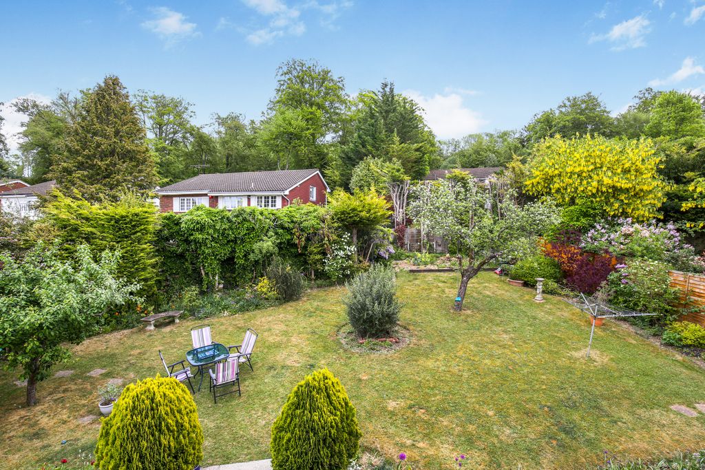 Property photo 2 of 27 1697665535 - 1 Boxford Close, Cr2 - 6