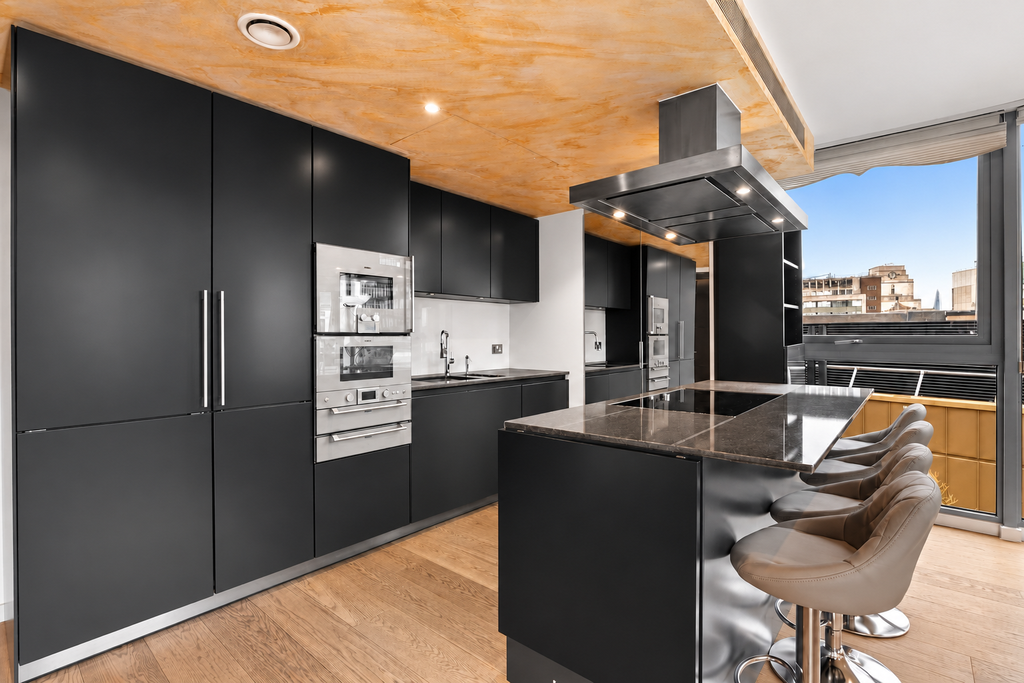 Property photo 3 of 10 Kitchen