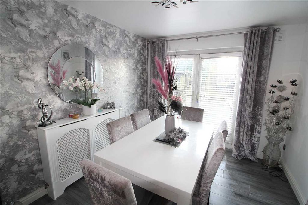 Property photo 3 of 11 Dining Room